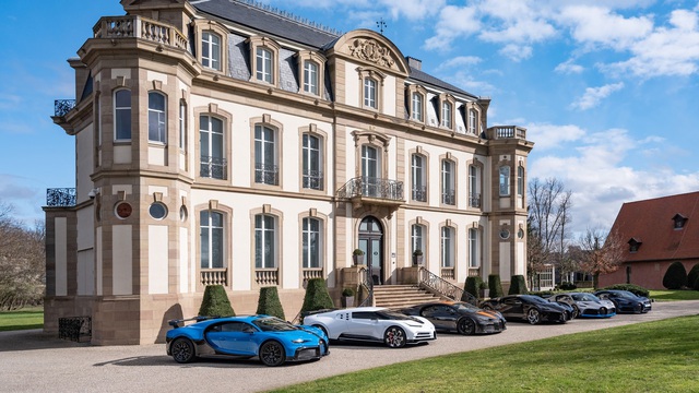 Choáng ngợp trước dàn Bugatti với toàn siêu phẩm quý hiếm trị giá hàng trăm triệu USD tụ họp