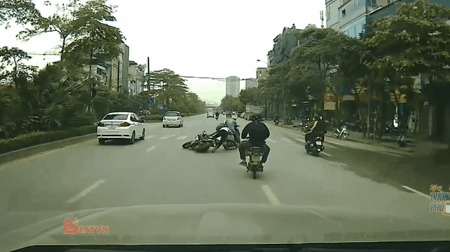 CLIP: Cú đâm bất ngờ của xe phân khối lớn và pha phanh gấp cứu cả 3 người
