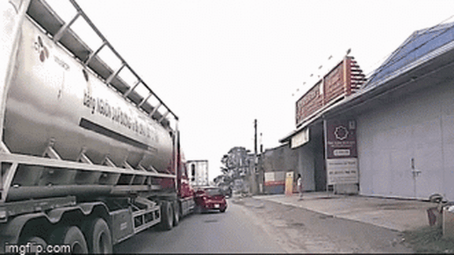 Clip: Xe bồn ủn xe 4 chỗ một đoạn đường, người chứng kiến thất kinh "thấy gì không?"