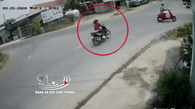 CLIP: Cú đâm kinh hoàng vì xe tải lao "tốc độ bàn thờ", dân mạng lo sợ diễn biến sau đó