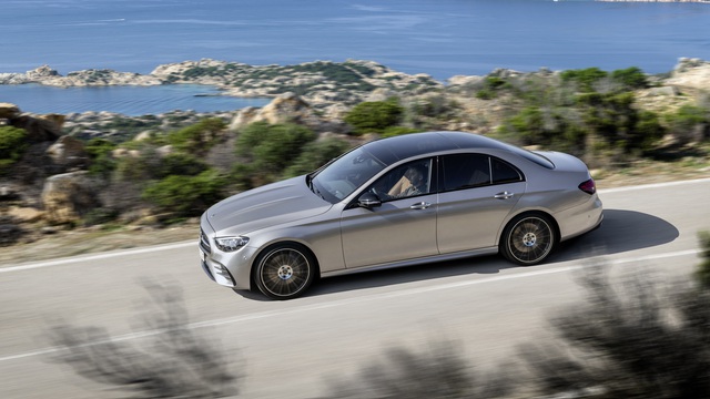 Mercedes-Benz E-Class 2021 ra mắt với thiết kế 'hiếu chiến' và công nghệ hiện đại, tăng sức ép trước BMW 5-Series