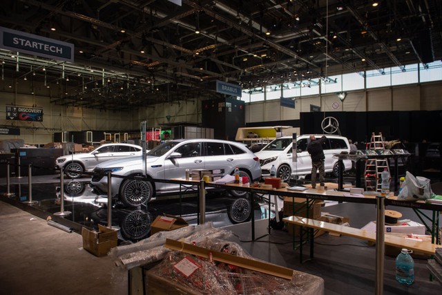 Khung cảnh tan hoang của Geneva Motor Show 2020: Tất cả đắp chiếu chờ tháo dỡ - Ảnh 4.