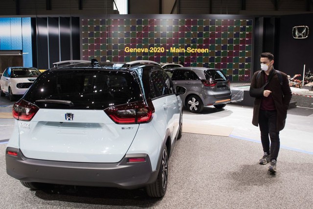 Khung cảnh tan hoang của Geneva Motor Show 2020: Tất cả đắp chiếu chờ tháo dỡ - Ảnh 18.