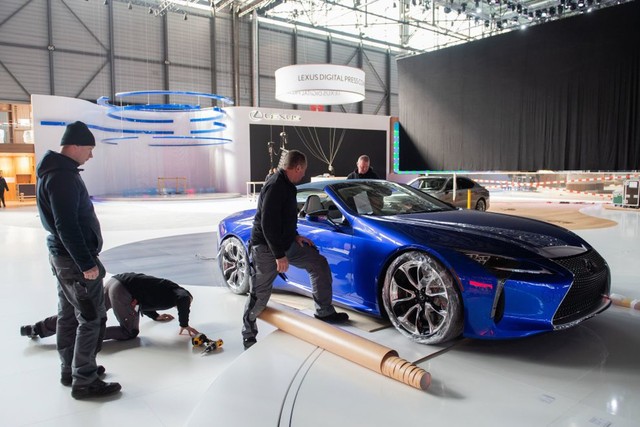 Khung cảnh tan hoang của Geneva Motor Show 2020: Tất cả đắp chiếu chờ tháo dỡ - Ảnh 21.