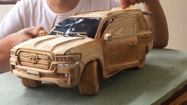 8 phút tua nhanh quá trình làm Toyota Land Cruiser bằng gỗ kỳ công của thợ mộc Việt Nam