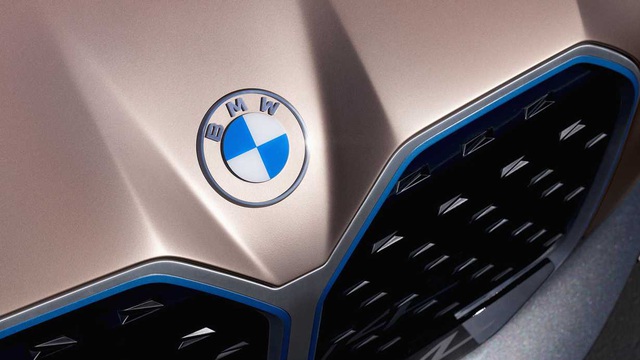 Logo trên xe BMW đổi sang dạng kỹ thuật số gây tranh cãi, hãng khẳng định như vậy mới 'cởi mở và rõ ràng'