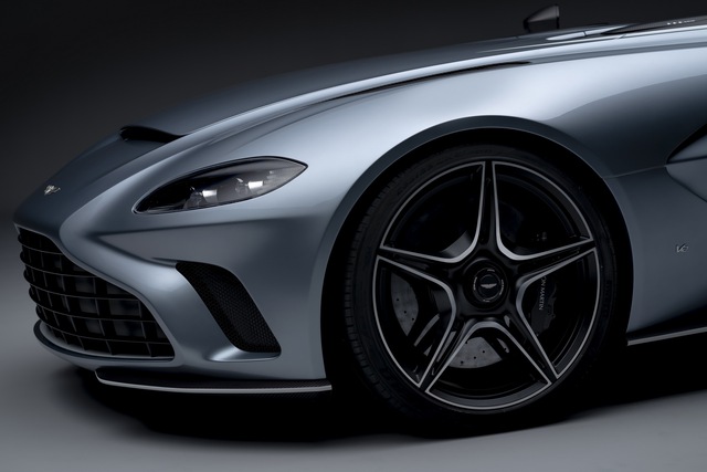 Aston Martin đua xu thế xe ‘mui trần’ với V12 Speedster - Ảnh 3. Aston Martin đua xu thế xe ‘mui trần’ với V12 Speedster - Ảnh 3.