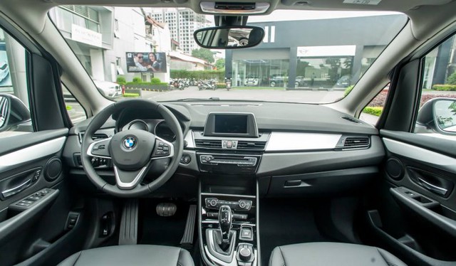BMW 218i hạ giá kỷ lục còn dưới 1 tỷ đồng: MPV 7 chỗ Đức bạt ngàn trang bị chỉ ngang giá Toyota Innova - Ảnh 4.