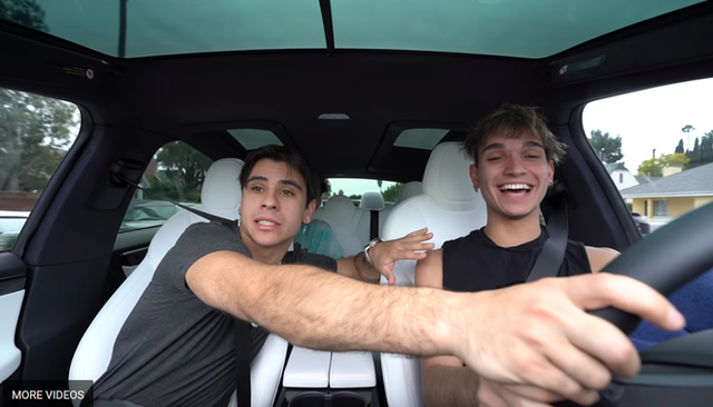 Giả vờ ngủ trên xe Tesla, 2 YouTuber khiến bạn bè được một phen ‘tim nhảy ra ngoài lồng ngực - Ảnh 1.