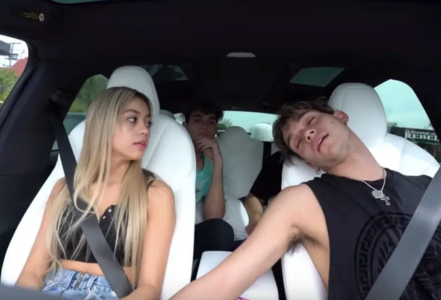 Giả vờ ngủ trên xe Tesla, 2 YouTuber khiến bạn bè được một phen ‘tim nhảy ra ngoài lồng ngực - Ảnh 2.