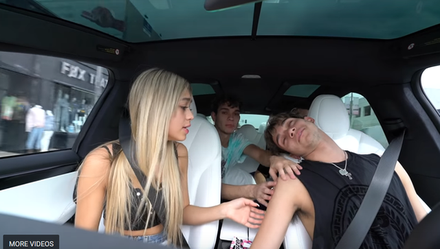 Giả vờ ngủ trên xe Tesla, 2 YouTuber khiến bạn bè được một phen ‘tim nhảy ra ngoài lồng ngực - Ảnh 3.