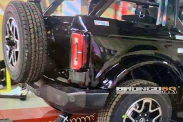 SUV địa hình như Mẹc G - Ford Bronco lộ ảnh phiên bản hoàn chỉnh đầu tiên - Ảnh 2. SUV địa hình như Mẹc G - Ford Bronco lộ ảnh phiên bản hoàn chỉnh đầu tiên - Ảnh 2.