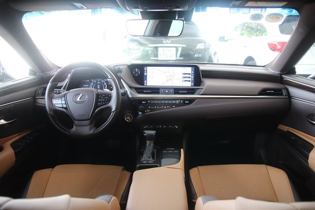 Hàng hiếm Lexus ES 250 2020 bán lại giá 2,5 tỷ đồng sau 1.300km kèm tiết lộ: Chủ xe là đại gia sưu tầm kín tiếng - Ảnh 3.