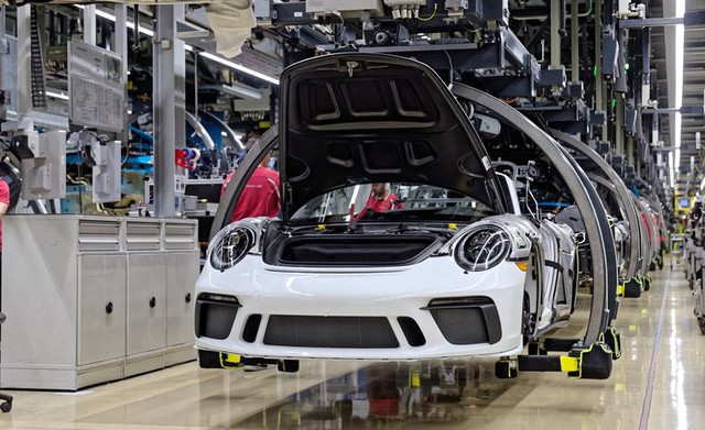 Porsche tặng nguyên chiếc 911 đặc biệt để đấu giá hỗ trợ nạn nhân COVID-19, người mua sẽ được toàn các sếp Porsche chăm sóc - Ảnh 1.