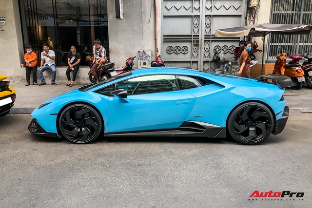 Lamborghini Huracan do hang doc tai Sai Gon duoc vi mau nhu khau trang noi that lo nhung chi tiet gay chu y hon