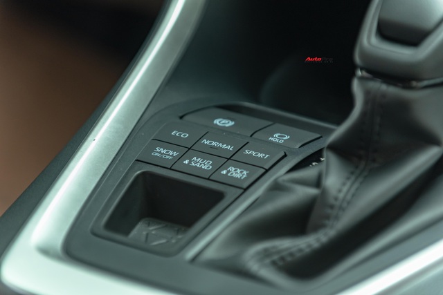 Đánh giá nhanh Toyota RAV4 2020 taxi vừa về Việt Nam: Đừng vội hạ thấp xe 2 tỷ rưỡi nhưng ghế nỉ chỉnh cơ - Ảnh 6. Đánh giá nhanh Toyota RAV4 2020 taxi vừa về Việt Nam: Đừng vội hạ thấp xe 2 tỷ rưỡi nhưng ghế nỉ chỉnh cơ - Ảnh 6.