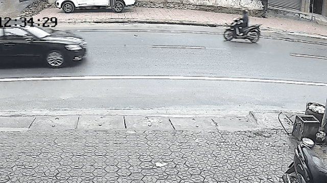 CLIP: Cú tông mạnh làm toác đầu xe Camry, hình ảnh chiếc xe "thủ phạm" cũng ám ảnh không kém