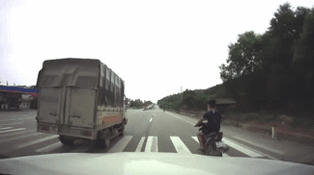 Clip: Màn "quấy cháo" trước đầu ô tô và pha tiếp đất đầy đau thương của nam thanh niên
