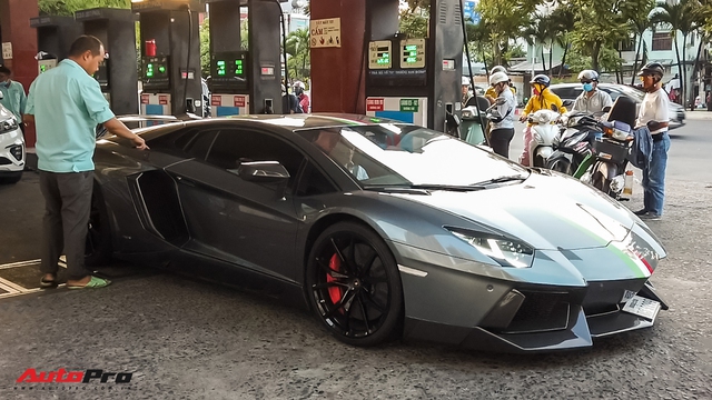 Đổ xăng đầy bình cho Lamborghini Aventador giờ chỉ tiêu tốn của đại gia Việt bao nhiêu tiền? - Ảnh 1.