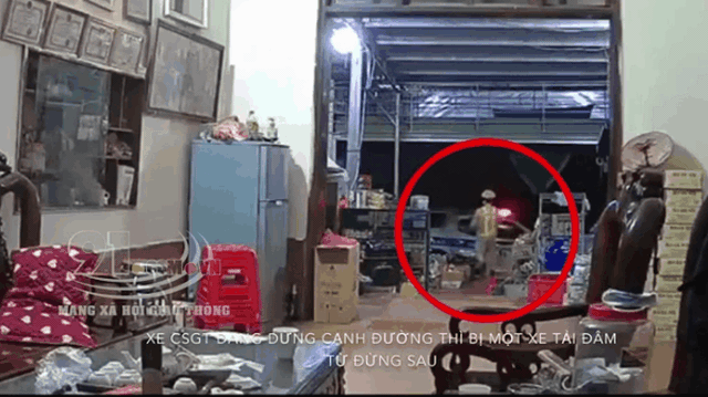 CLIP: Xe tải húc văng xe CSGT rồi lao kinh hoàng vào nhà dân
