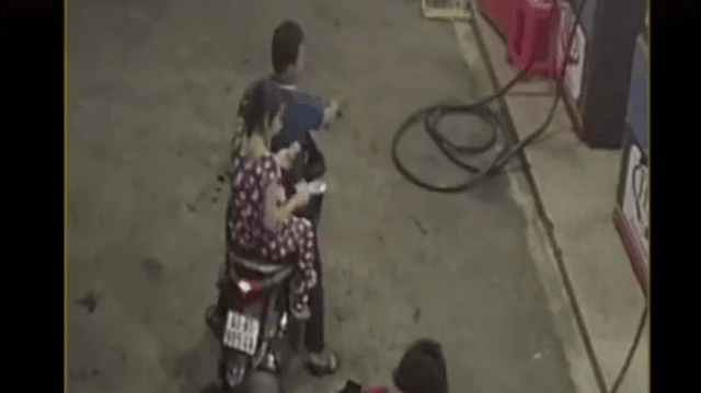 Clip gây tranh cãi: Vứt tiền xuống đất trả nhân viên bán xăng, người phụ nữ cùng chồng phóng xe rời đi