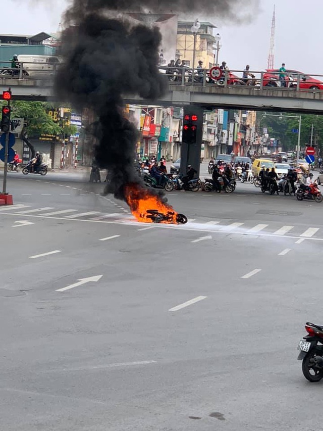  Xe máy bất ngờ cháy thành than giữa phố Hà Nội, khung xe trơ trọi gây ám ảnh - Ảnh 1.