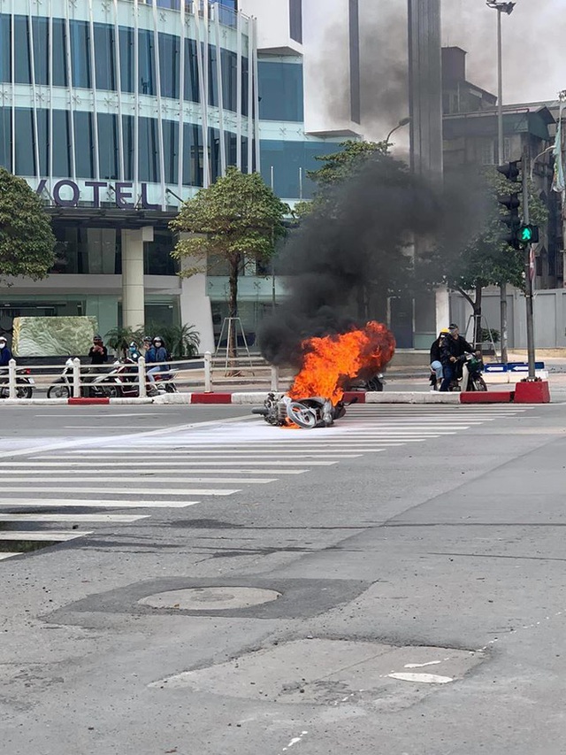  Xe máy bất ngờ cháy thành than giữa phố Hà Nội, khung xe trơ trọi gây ám ảnh - Ảnh 3.