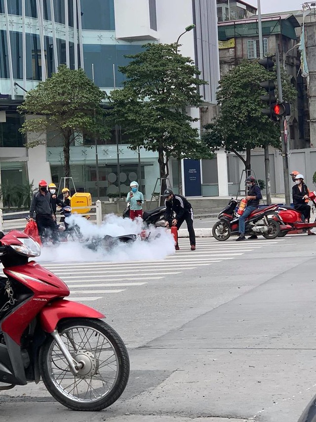 Xe máy bất ngờ cháy thành than giữa phố Hà Nội, khung xe trơ trọi gây ám ảnh - Ảnh 5.