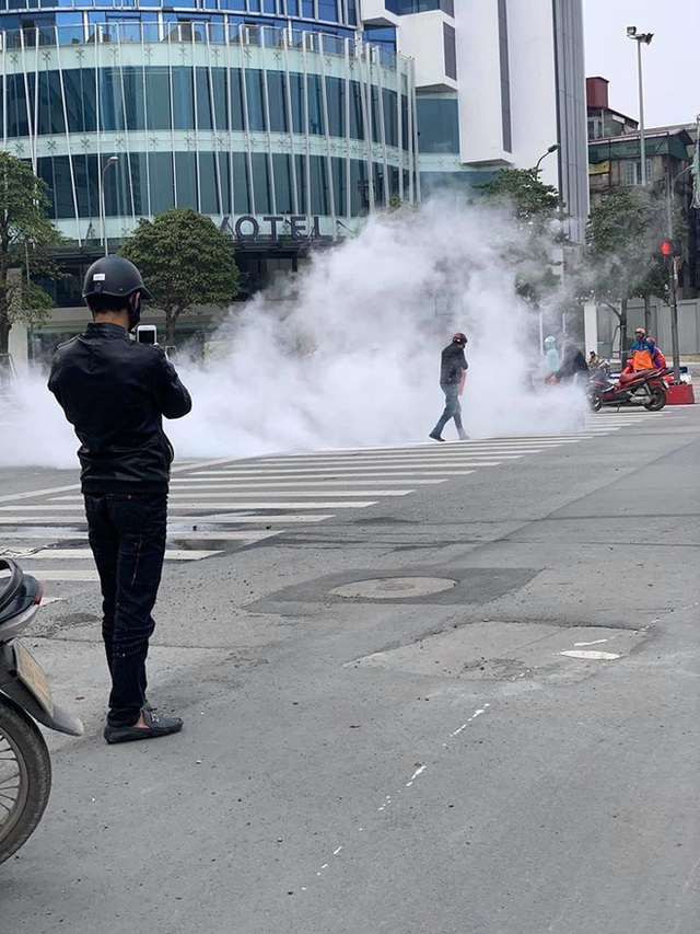  Xe máy bất ngờ cháy thành than giữa phố Hà Nội, khung xe trơ trọi gây ám ảnh - Ảnh 6.