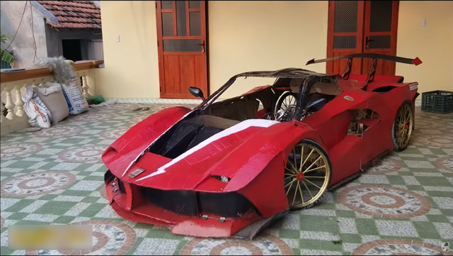 Báo Tây hứng thú khi thấy Youtuber Việt làm siêu xe Ferrari, Bugatti với giá vài triệu đồng - Ảnh 5.