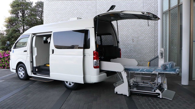 Toyota Hiace được độ lại làm xe chống dịch khi COVID-19 đang bùng phát khó kiểm soát
