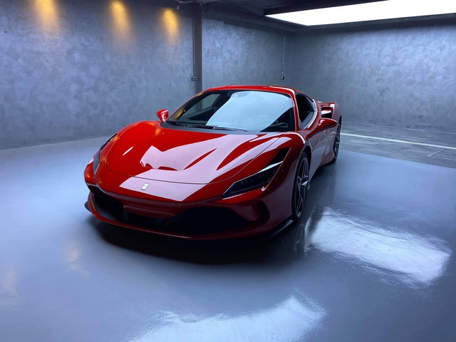 Tách đoàn về sớm, Cường Đô La nhận siêu xe Ferrari F8 Tributo vợ tặng tại nhà riêng - Ảnh 2.