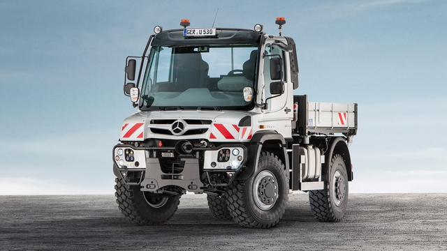 Mercedes-Benz chất chơi nhất thế giới: Đổi từ tay lái nghịch sang thuận chỉ trong 30 giây - Ảnh 1.