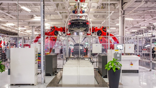 Tesla ngó lơ luật địa phương, tự mở cửa lại nhà máy