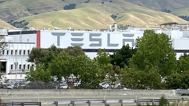Ép nhân viên đi làm mùa dịch, Tesla bị chính quyền 'sờ gáy' nhưng bất đồng nội bộ còn đáng chú ý hơn