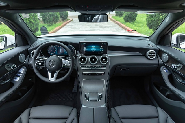 Mới chạy 40 km, Mercedes-Benz GLC 300 AMG lắp ráp đã được bán lại với giá gần 2,5 tỷ đồng - Ảnh 4.