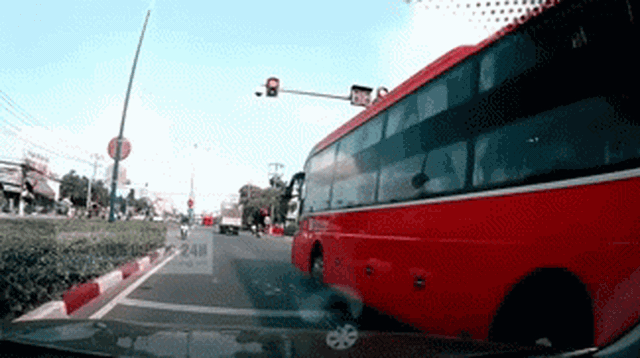 Clip: Xe khách vượt đèn đỏ, hành động tiếp theo khiến những người chứng kiến phẫn nộ