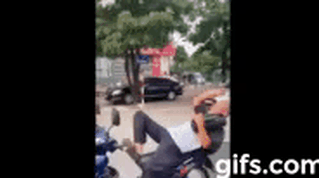 Xôn xao clip người đàn ông trung tuổi đi xe máy buông tay cả 2 tay, nằm ngả ra yên xe