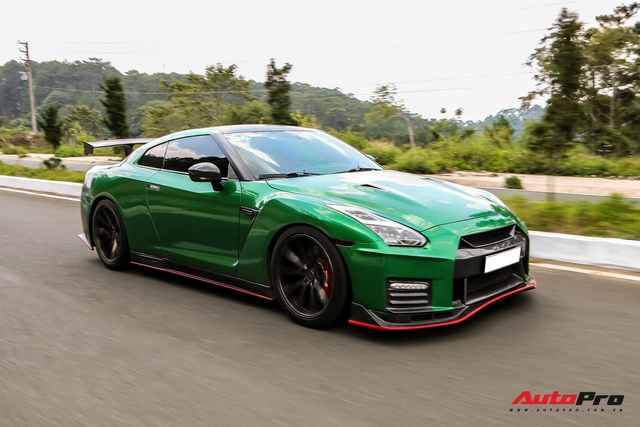 Hau nang cap bodykit hang hieu dai gia Binh Phuoc lot xac Nissan GT-R R35 voi ngoai that xanh la