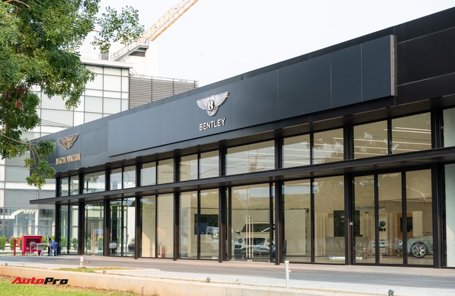Đột nhập showroom siêu xe, siêu sang lớn nhất Việt Nam sắp khai trương: Ngoài Lamborghini, Bentley, Aston Martin còn 2 thương hiệu bí ẩn khác - Ảnh 2. Đột nhập showroom siêu xe, siêu sang lớn nhất Việt Nam sắp khai trương: Ngoài Lamborghini, Bentley, Aston Martin còn 2 thương hiệu bí ẩn khác - Ảnh 2.