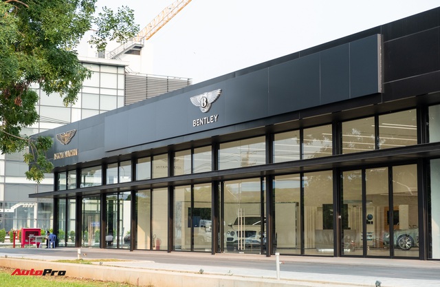 Đột nhập showroom siêu xe, siêu sang lớn nhất Việt Nam sắp khai trương: Ngoài Lamborghini, Bentley, Aston Martin còn 2 thương hiệu bí ẩn khác - Ảnh 2.