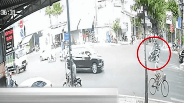 CLIP: Cú phanh định mệnh khiến người đàn ông bị xe chở rác cán tử vong tại chỗ