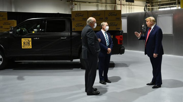 Cầm khẩu trang nhưng ít khi đeo, Tổng thống Trump gây tranh cãi khi đi thăm nhà máy Ford