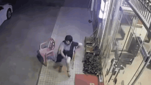 CLIP: Đang hóng gió phải chạy vội vì ô tô lao tới, người phụ nữ vẫn bị đâm kinh hoàng