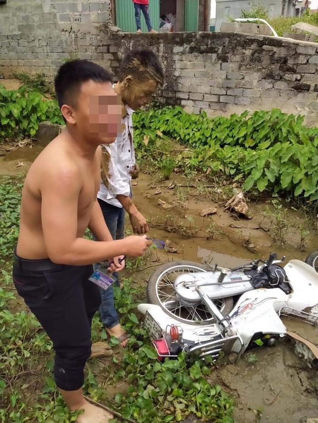 Sáng ra đi học, nam sinh lao xe xuống vũng bùn, riêng chiếc cặp khiến tất cả không thể nhịn cười - Ảnh 2. Sáng ra đi học, nam sinh lao xe xuống vũng bùn, riêng chiếc cặp khiến tất cả không thể nhịn cười - Ảnh 2.