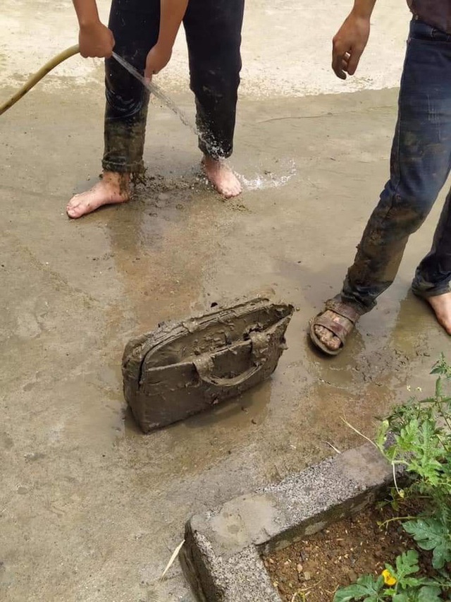 Sáng ra đi học, nam sinh lao xe xuống vũng bùn, riêng chiếc cặp khiến tất cả không thể nhịn cười - Ảnh 3. Sáng ra đi học, nam sinh lao xe xuống vũng bùn, riêng chiếc cặp khiến tất cả không thể nhịn cười - Ảnh 3.