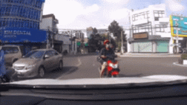 Nam thanh niên chạy xe máy "vô lý" nhất ngã tư và sự ngán ngẩm của tài xế ô tô