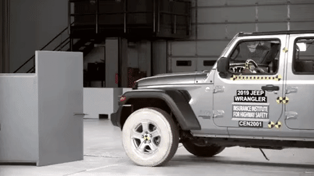 Thử đâm Jeep Wrangler và cái kết phũ phàng đến khó tin