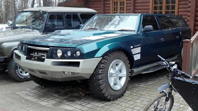 Dân chơi Nga mất 7,5 năm để làm 'siêu' SUV: Kiểu dáng dị, hầm hố hơn Hummer, 'uống' xăng như nước lã