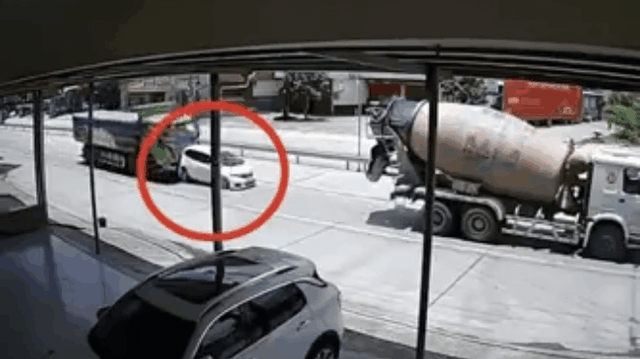 CLIP: Xe tải húc thẳng đuôi, dồn xe con dừng chờ đèn đỏ bẹp dúm vào xe bồn trong 5 giây